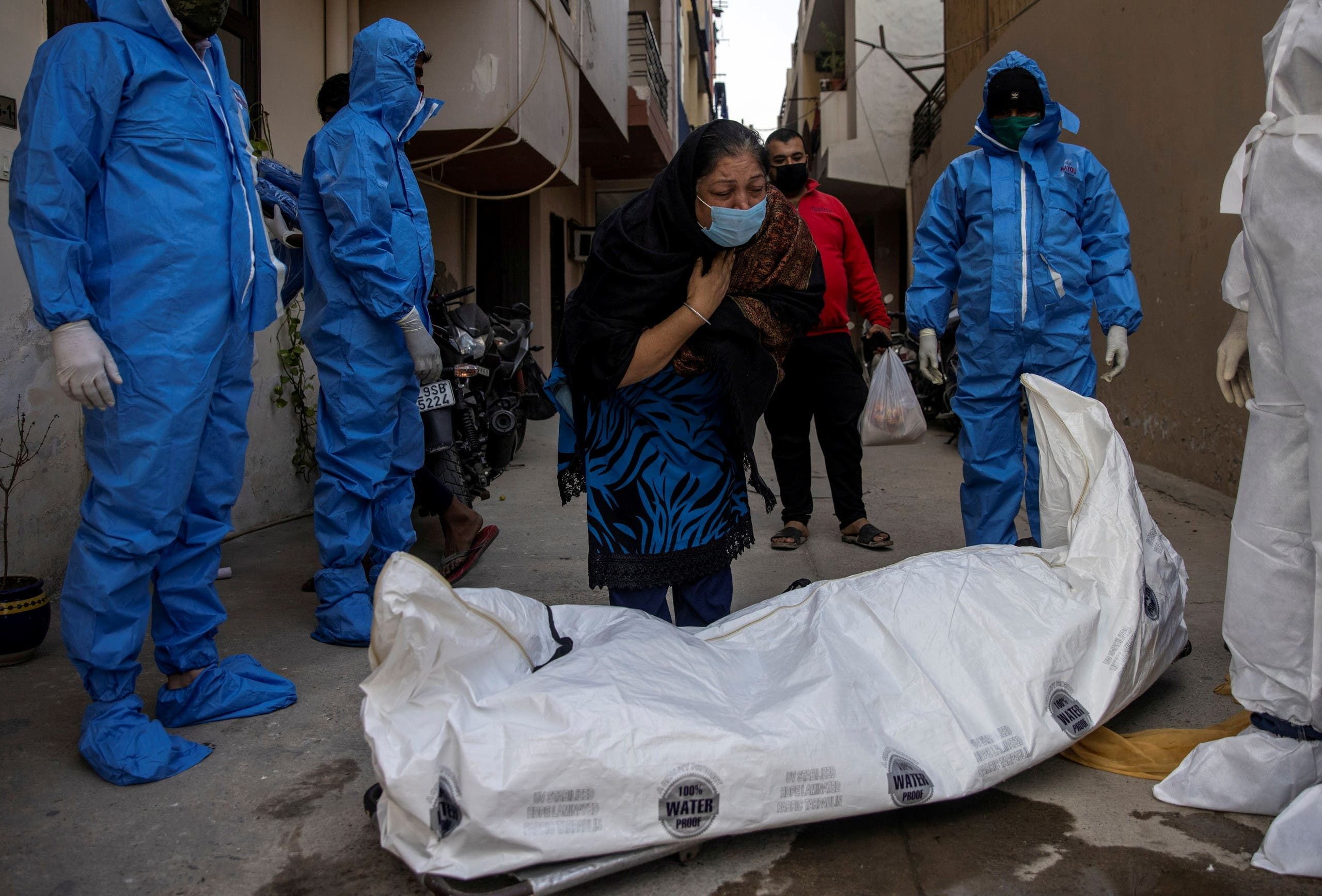 سيدة تبكي فوق جثة زوجها المتوفى بكورونا في نيودلهي