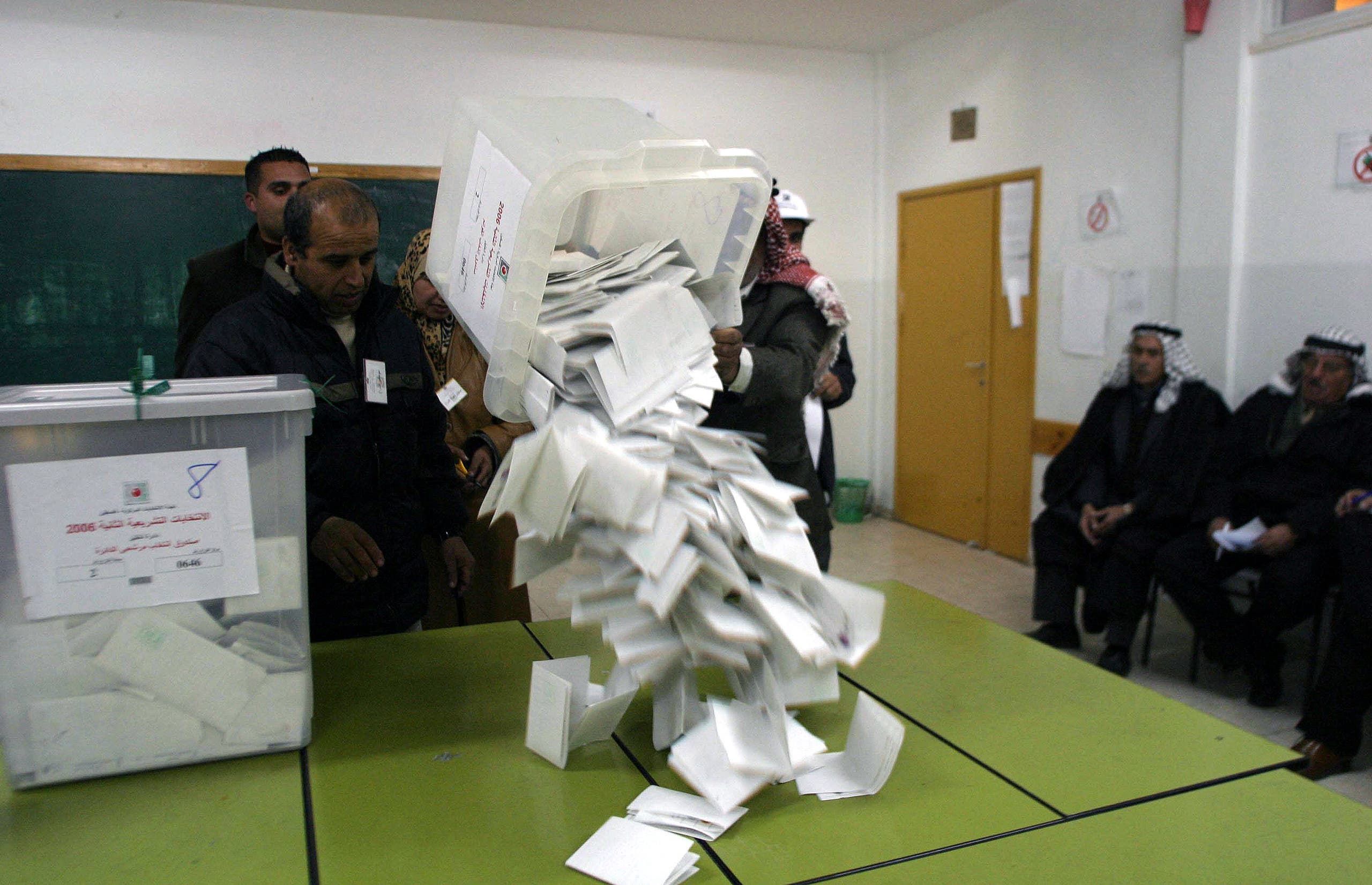 فرز الأصوات في الخليل في الانتخابات الماضية في 2006