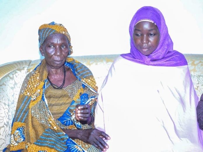 روث نغلادار بوغو مع والدتها