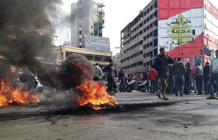 بعد إغلاقها من المحتجين.. الجيش اللبناني يبدأ فتح الطرقات