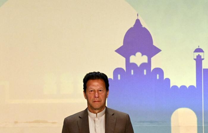 بعد يومين من تطعيمه.. إصابة عمران خان بكورونا