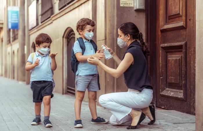 قد يسبب الصداع والعمى.. استخدام جل تعقيم اليدين مفيد ولكن!