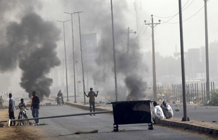 السودان.. الجيش يغلق الطرق المؤدية لمقر قيادته بالخرطوم