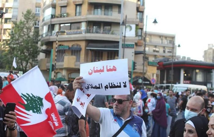 لبنانيون يتظاهرون للمطالبة بنزع سلاح “حزب الله”