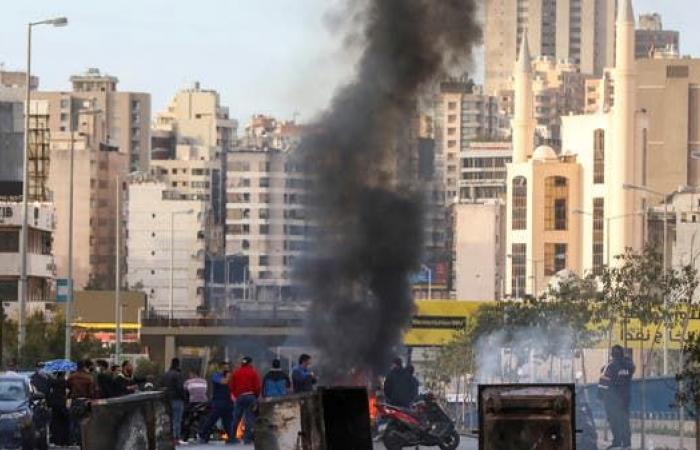 محتجون يهاجمون مبنى وزارة الاقتصاد ببيروت.. والأمن يتدخل