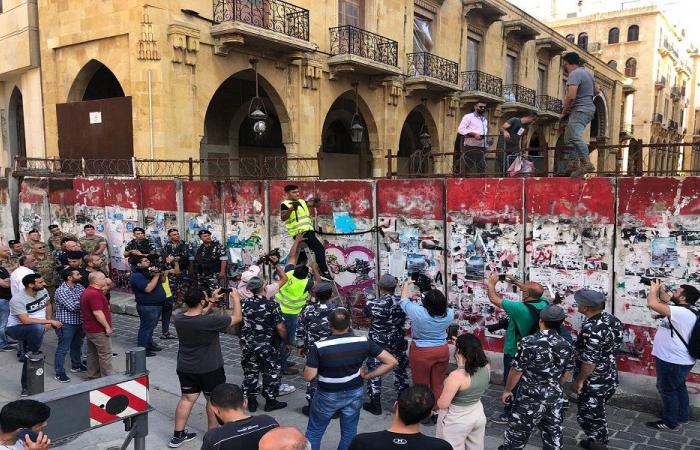 بالصور: بدء رفع العوائق من محيط مجلس النواب