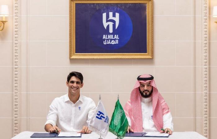 الهلال السعودي يتعاقد مع حارس المنتخب المغربي