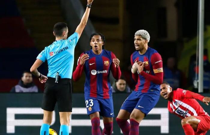 برشلونة يتهم حكم مباراة أتلتيكو بـ”التجسس” على الفريق